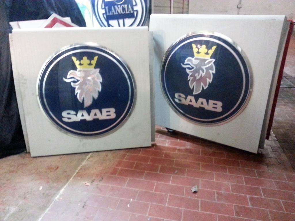 Insegna Saab due grandi . 